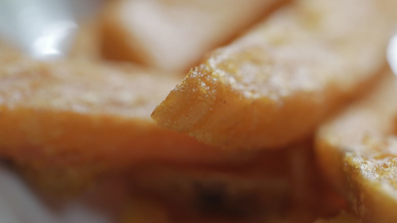 CLOSE-UP OF BREAD