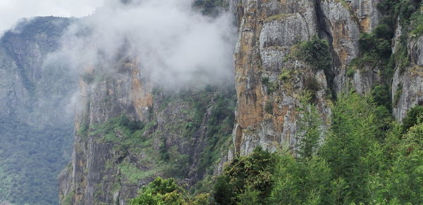 Scenic mountain landscape of palani hills from pillar rock view point at kodaikanal in india 