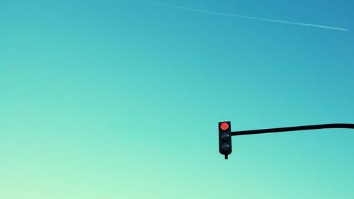 Stop light against blue sky