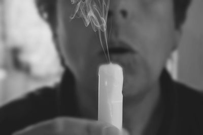 Close-up of hand holding leaf