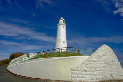 A wide angle view of whitley bay lighthouse