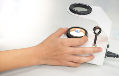 The gemologist's expertise in her laboratory fixes the value of precious stone of the polariscope.