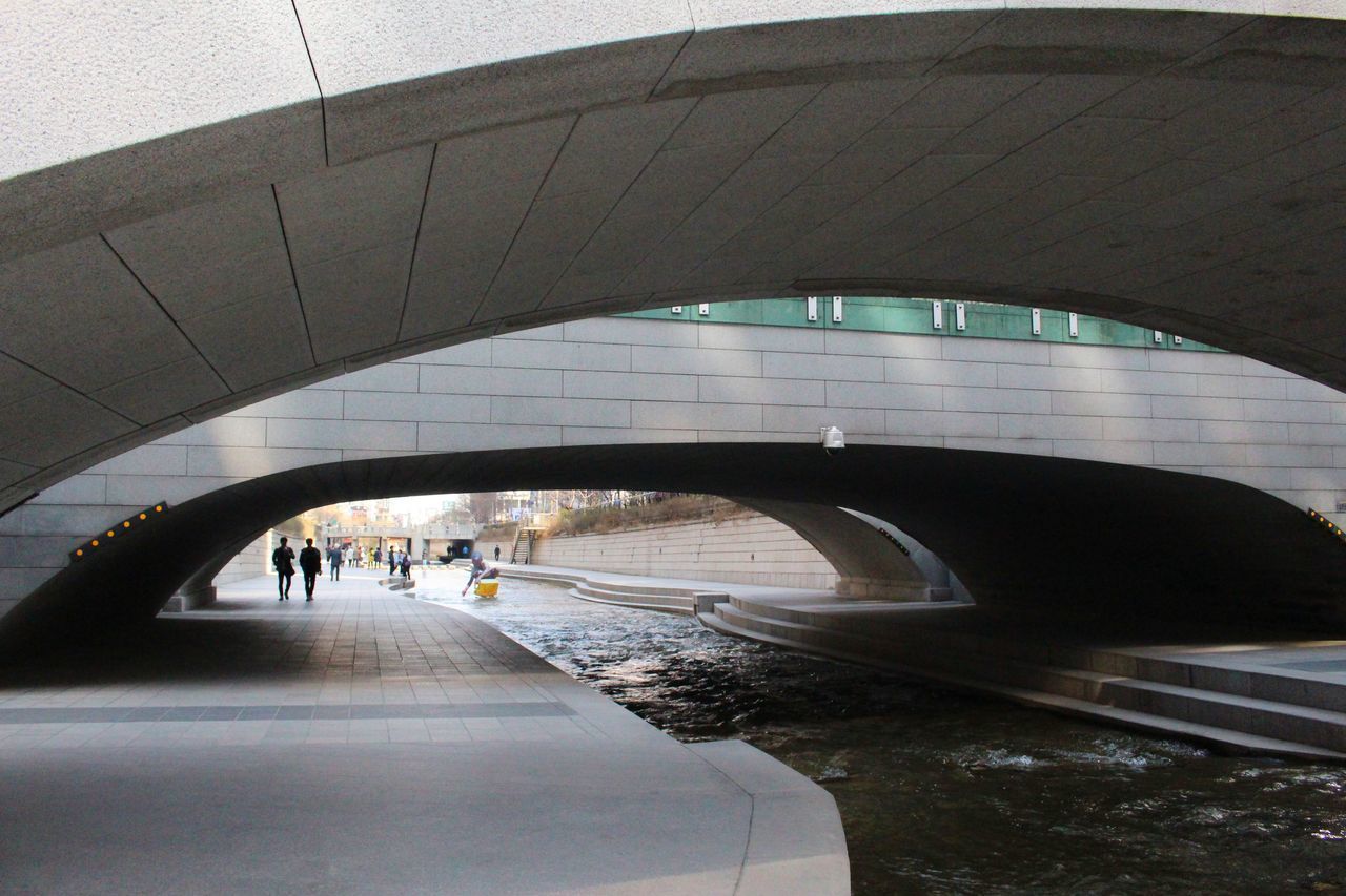 PEOPLE WALKING IN BRIDGE