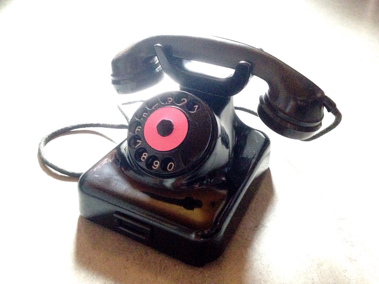 CLOSE-UP OF VINTAGE CAMERA ON TABLE