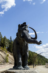 Statue of horse against sky