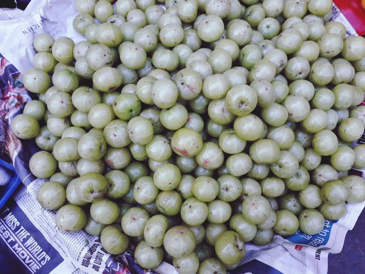 HIGH ANGLE VIEW OF FRUITS IN MARKET