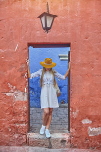 Young tourists exploring the santa catalina monastery, convento de santa catalina, arequipa, peru