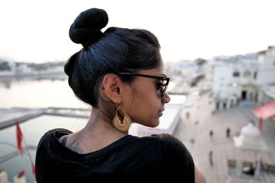 Close-up of young woman wearing sunglasses against sky