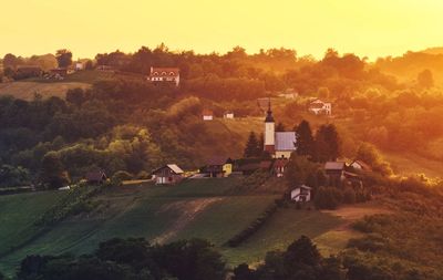 Beautiful sunset scenery of of small church on the hill in croatia, county hrvatsko zagorje