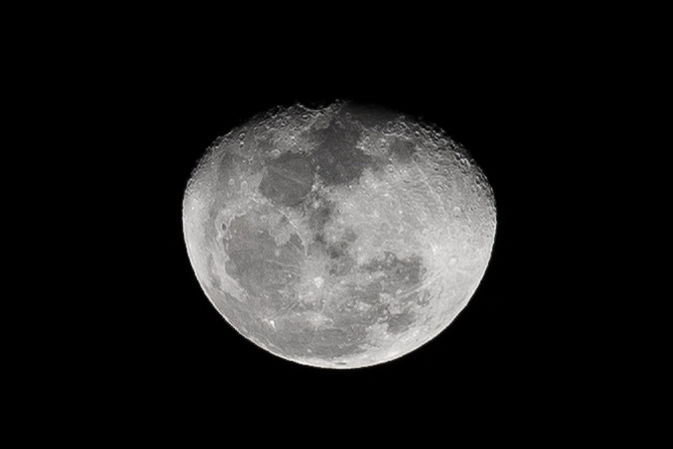 CLOSE-UP OF MOON AT NIGHT