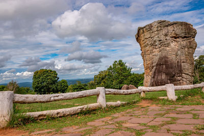 Stone wall against sky