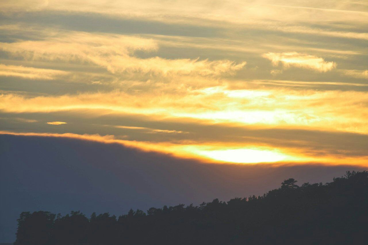 sunset, scenics, sky, beauty in nature, tranquil scene, tranquility, silhouette, orange color, cloud - sky, idyllic, sun, nature, cloud, sunlight, dramatic sky, landscape, cloudy, majestic, outdoors, no people