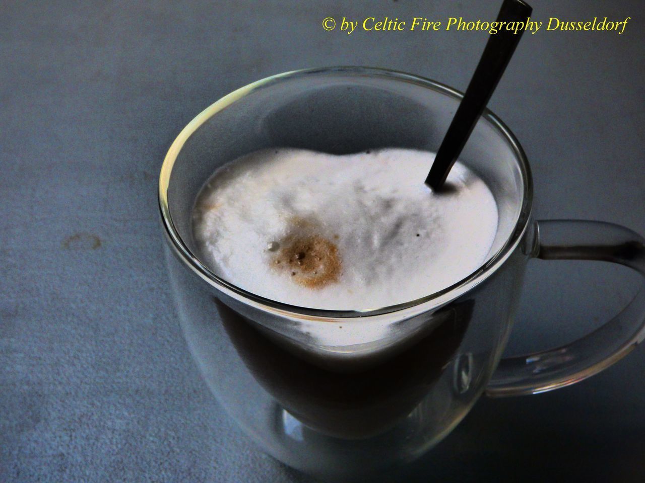 HIGH ANGLE VIEW OF COFFEE CUP ON TABLE AGAINST BLACK BACKGROUND