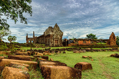 Old ruins of building against sky