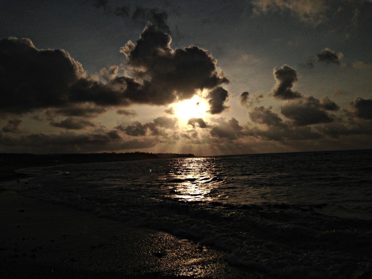 sea, water, scenics, tranquil scene, sky, tranquility, beauty in nature, sunset, horizon over water, beach, sun, cloud - sky, shore, nature, idyllic, reflection, sunlight, cloudy, cloud, sunbeam