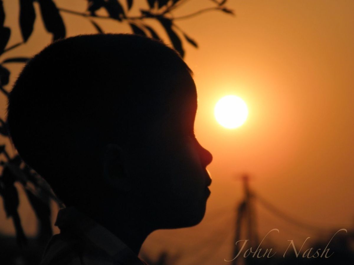sunset, sun, silhouette, lifestyles, leisure activity, holding, focus on foreground, sky, orange color, person, nature, headshot, sunlight, beauty in nature, unrecognizable person, men, close-up, part of