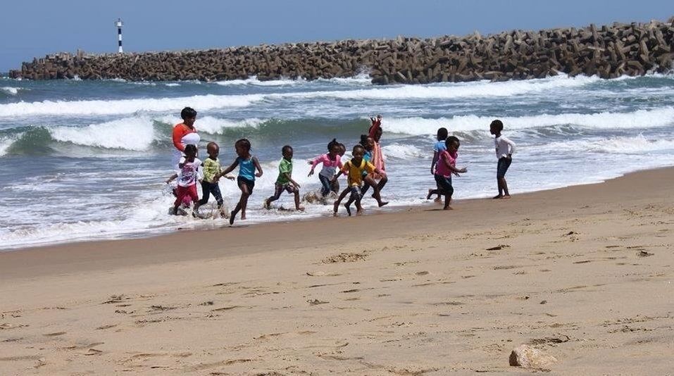 beach, sea, water, sand, shore, leisure activity, wave, lifestyles, men, vacations, full length, surf, enjoyment, togetherness, large group of people, nature, motion, medium group of people, playing