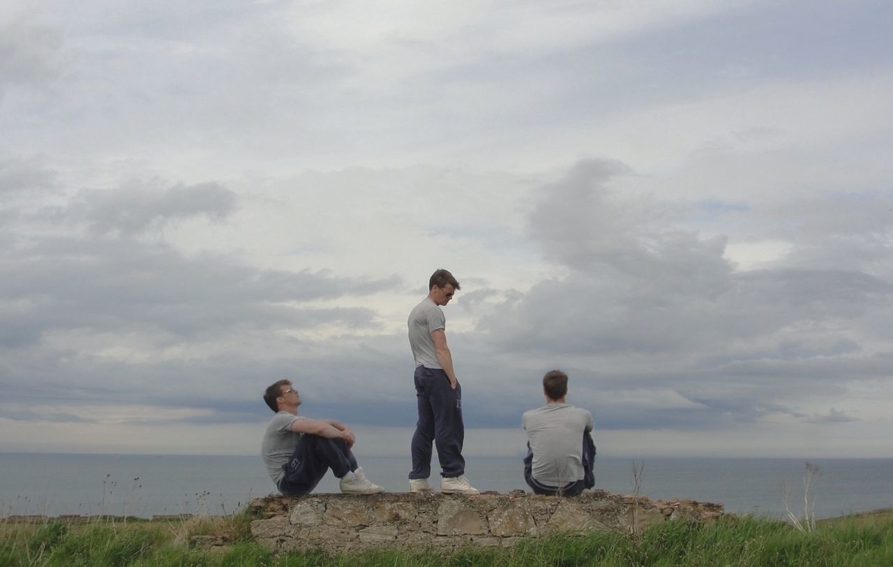 sky, lifestyles, full length, togetherness, leisure activity, sea, cloud - sky, beach, horizon over water, rear view, water, childhood, men, bonding, boys, cloudy, nature, casual clothing