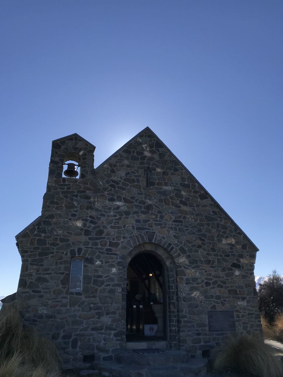 LOW ANGLE VIEW OF HISTORIC BUILDING AGAINST CLEAR BLUE SKY