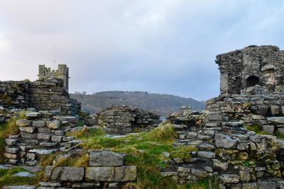 Ruins of castle against cloudy sky