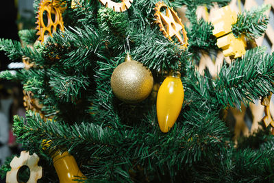 Christmas tree with themed toys, gears, light bulbs, wheels. science tree
