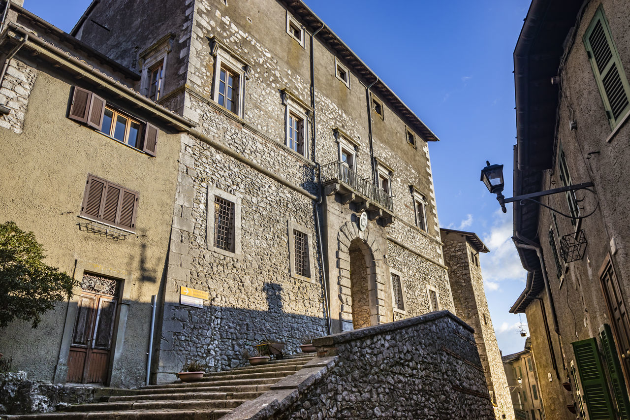 LOW ANGLE VIEW OF ABANDONED BUILDING AGAINST SKY