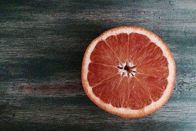 Directly above shot of sliced orange on wooden table