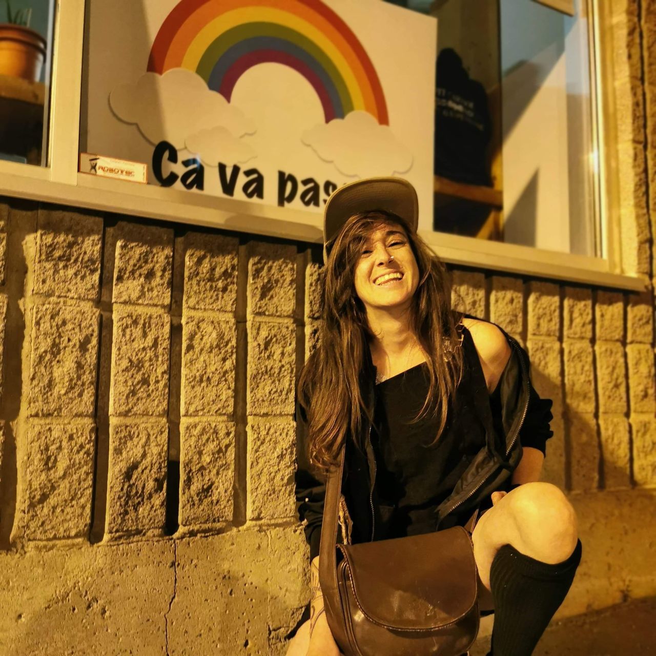 PORTRAIT OF SMILING YOUNG WOMAN WEARING SUNGLASSES