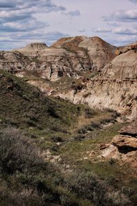 Scenic view of dinosaur provincial park badlands rock formations against sky