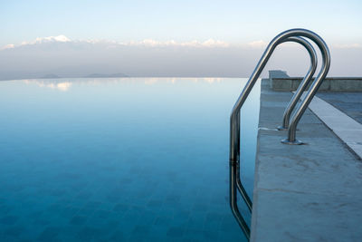 Infinity pool with the himalaya mountains in the background.