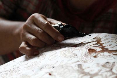 Close-up of woman hand holding paper