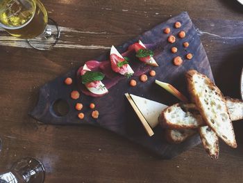 Beer glass with fruit and bread on tray