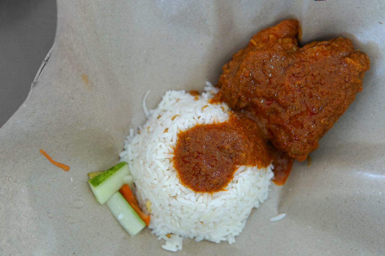 HIGH ANGLE VIEW OF FOOD IN TRAY