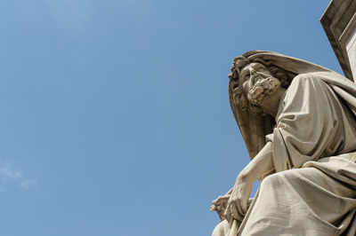 statue