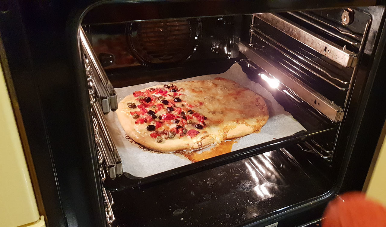 HIGH ANGLE VIEW OF PIZZA ON TABLE