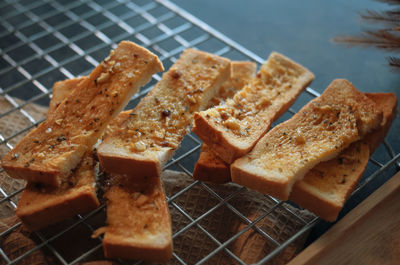 The sugar garlic sticks on the cooling rack 