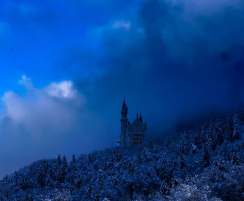 Beautiful view of world famous neuschwanstein castle, the nineteenthcentury romanesque revival 