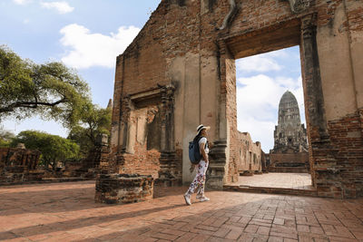 Young women travel to thailand to see the beauty of temples and art in thailand.