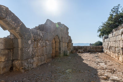 Stone wall against sky