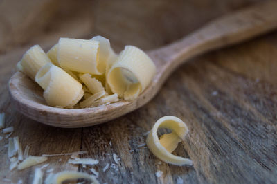 Close-up of chopped bread on cutting board