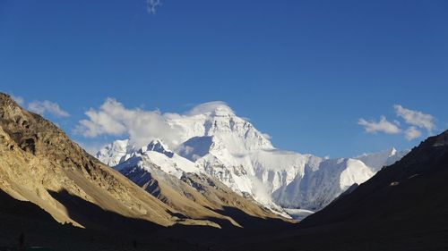 Scenic view of everest against blue sky