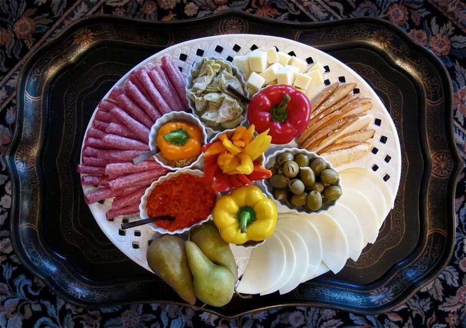 HIGH ANGLE VIEW OF BREAKFAST IN PLATE