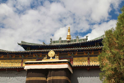 Roof decorations of shalu monastery near shigatse, tibet 