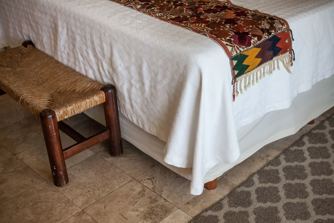 HIGH ANGLE VIEW OF BED IN BEDROOM