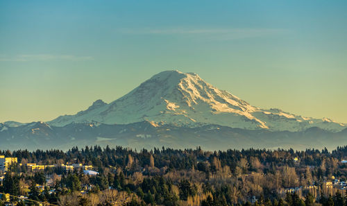A view of mount rainier from des moines, washington.