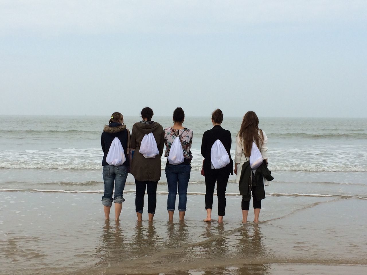 sea, water, horizon over water, togetherness, beach, lifestyles, leisure activity, clear sky, standing, bonding, men, rear view, person, vacations, copy space, shore, love, friendship