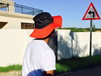 Teenage boy looking at street sign