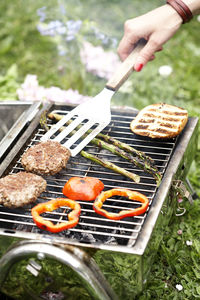 Preparing food on grill