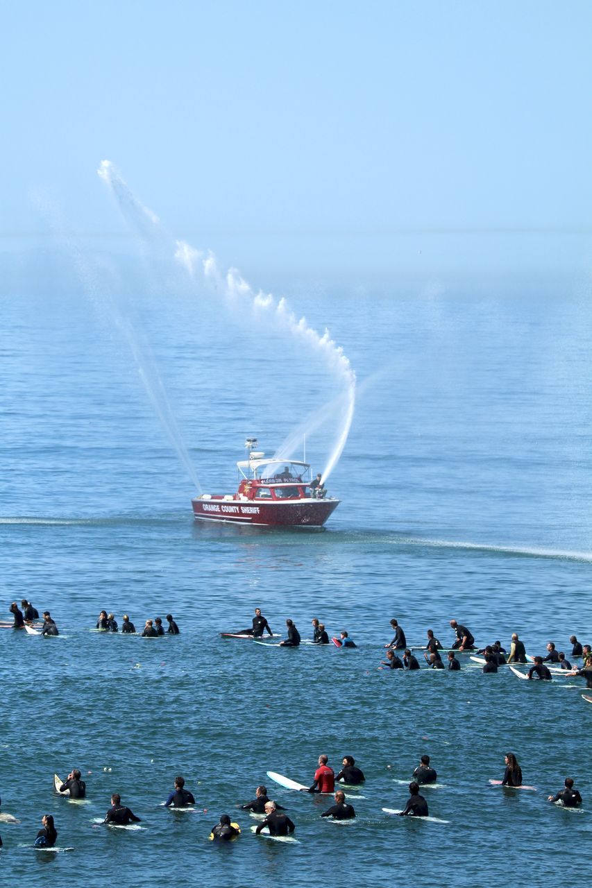 HIGH ANGLE VIEW OF SEAGULLS IN SEA