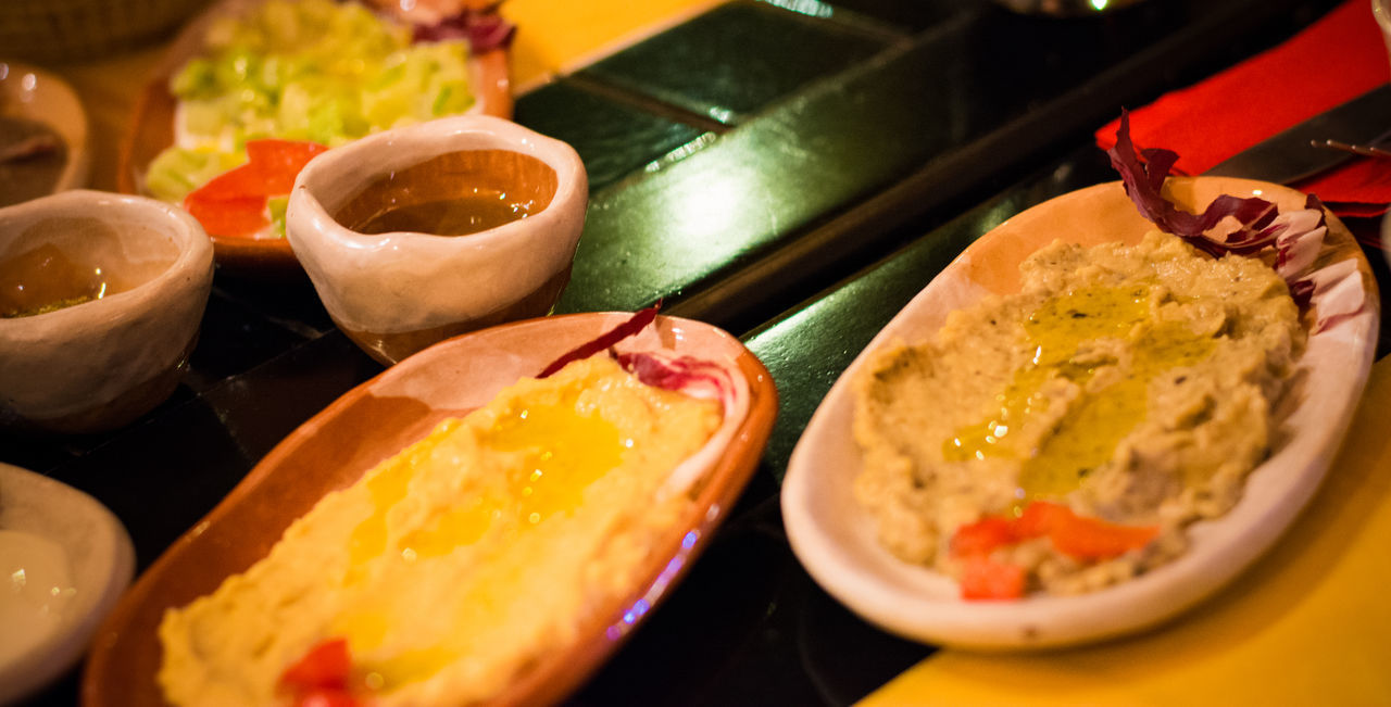 CLOSE-UP OF FOOD IN PLATE